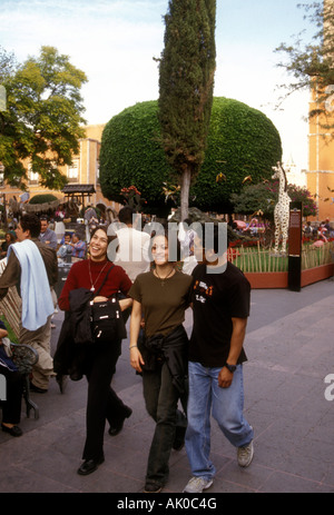 Donne messicane, uomo messicano, sempre insieme, parco pubblico, jardin zenea, zenea giardino, Santiago de Querétaro, queretaro, Stato di Queretaro, Messico Foto Stock