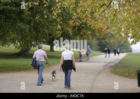 Inghilterra Regno Unito UK,Gran Bretagna Inglese britannico,Lancashire,Manchester,Heaton Park,percorso a piedi,famiglia famiglie genitori figli, d Foto Stock