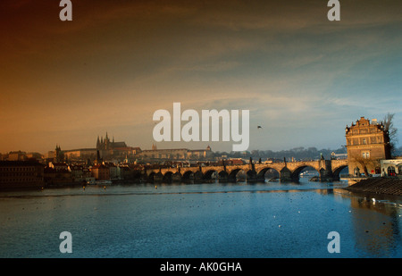 Vista sulla città di Praga e Moldava / Blick auf Prag und Moldau Foto Stock