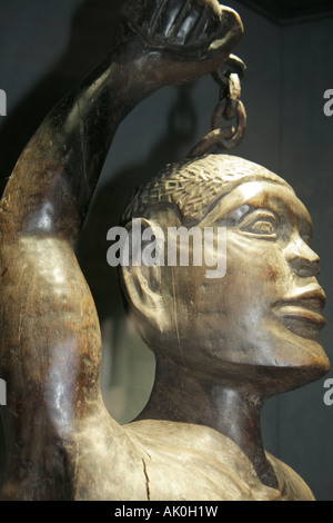 UK England Lancashire,Liverpool,International Slavery Museum,scultura in legno,African slave breaking free,Late 18th Century American,UK071009067 Foto Stock