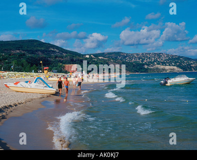 Le persone in spiaggia / Albena Foto Stock