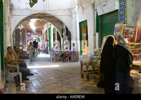 Tripoli, Libia. Scena di strada, Mercato coperto, donne in Abayas sulla destra, medina di Tripoli Foto Stock