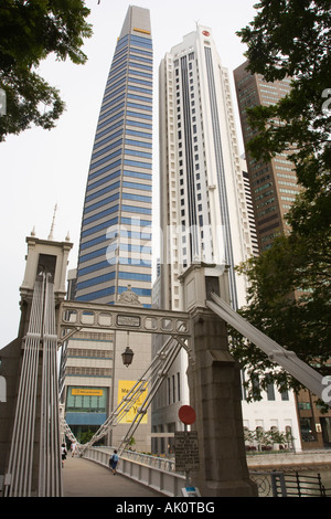 Cavenagh Bridge un ponte pedonale che conduce attraverso il Fiume Singapore a torre di uffici blocchi nel quartiere degli affari di Singapore Foto Stock