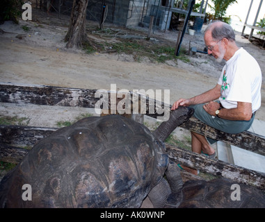 Ron Gerlach manager della tartaruga gigante santuario della protezione della natura la fiducia delle Seychelles Silhouette Island Seychelles Foto Stock