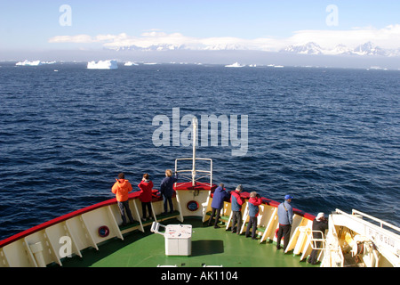I passeggeri che viaggiano in Antartide su di un icebreaker guardando gli iceberg in Scozia mare ,Sud Atlantico Foto Stock
