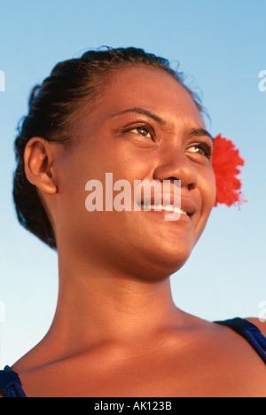 Il tahitiano donna con fiore rosso nei capelli Foto Stock
