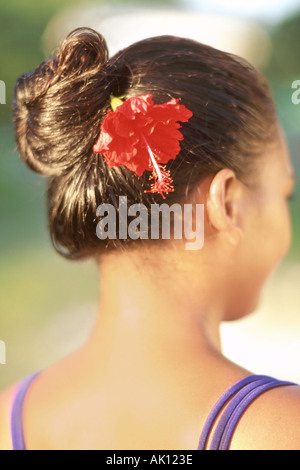 Il tahitiano donna da dietro con fiore Foto Stock