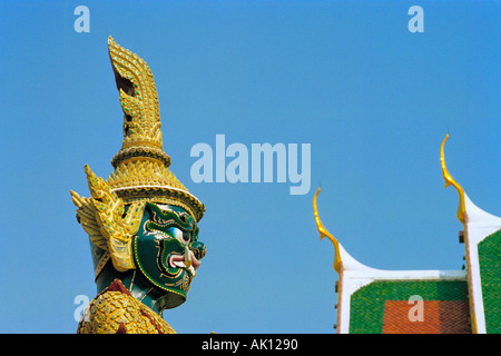 Gran Palazzo Reale di Bangkok in Thailandia - Una statua di un gigante werewolf in guardia al Wat Phra Kaeo Buddha di Smeraldo Foto Stock