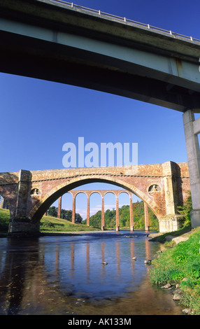 Ponti e viadotti ferroviari attraverso il fiume Tweed sulla rotta del Tweed Cycleway a Leaderfoot vicino Trimontium Roman Fort Foto Stock