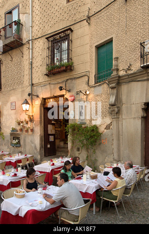 La gente seduta al di fuori di un ristorante della città vecchia in prima serata, Plaza de San Martin, Segovia, Castilla y Leon, Spagna Foto Stock