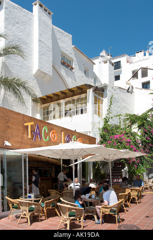 Harbourfront cafe nel porto turistico di Puerto Banus, vicino a Marbella, Costa del Sol, Andalusia, Spagna Foto Stock