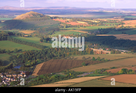 Eildon colline collina nord guardando giù su campi dove una volta Trimontium Roman Fort si fermò Leaderfoot viadotto ferroviario vicino la Newstead REGNO UNITO Foto Stock