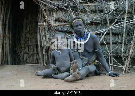 Toposa donna e bambino / Nyanyagachor Foto Stock