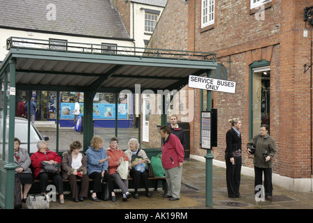 Regno Unito Inghilterra North Yorkshire, Thirsk, Market Place, stazione degli autobus, UK071013010 Foto Stock