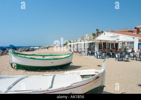 Il Beach bar e ristorante sulla spiaggia di Pineda de Mar, Costa Brava, Catalunya, Spagna Foto Stock