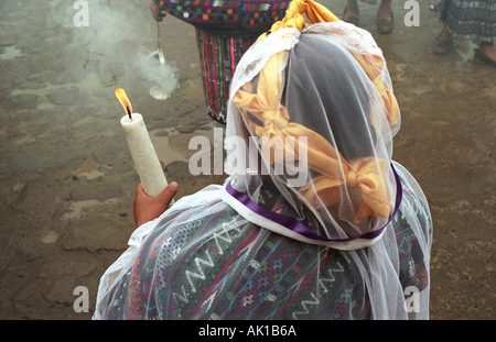 Festival San Martin Santi giorno San Martin San Martin Chimaltenango donna holding cero acceso in processione Foto Stock