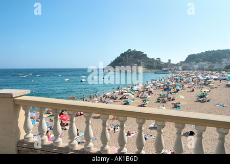 Spiaggia principale con il castello in lontananza, Tossa de Mar, Costa Brava, Catalunya, Spagna Foto Stock