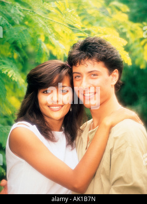 Outdoor Ritratto di giovane coppia sorridente. Foto Stock