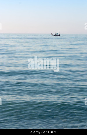 Barca da pesca al largo della costa di Estepona nelle prime ore del mattino, Costa del Sol, Andalusia, Spagna Foto Stock