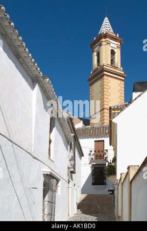 Street e della chiesa nella città vecchia, Estepona Costa del Sol, Andalusia, Spagna Foto Stock