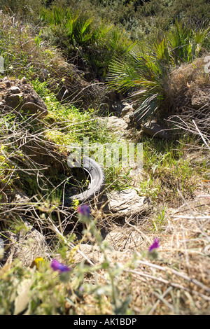 Sporco Spagna, pneumatico vecchio oggetto di dumping in campagna Foto Stock