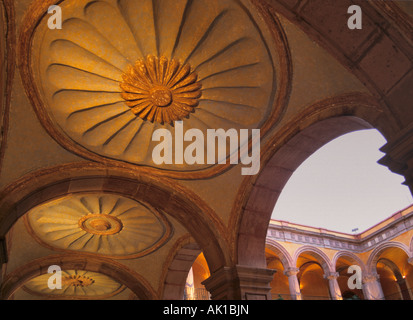 Vault in cortile principale dell Ex Convento de San Francisco in Queretaro Messico Foto Stock