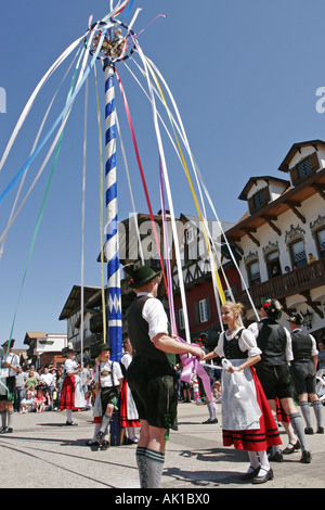 Maypole tradizionale danza, Leavenworth Washington STATI UNITI D'AMERICA Foto Stock