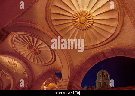 Vault in cortile principale dell Ex Convento de San Francisco in Queretaro Messico Foto Stock