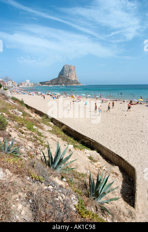 Spiaggia a Calpe guardando verso il Penon de Ifach, Costa Blanca, Spagna Foto Stock