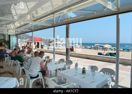 Il ristorante sulla spiaggia principale, Blanes, Costa Brava, Spagna Foto Stock