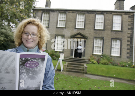 Regno Unito Inghilterra North Yorkshire, Haworth, Church Street, Bronte Parsonage Museum, Bronte Sisters, scrittori, romanzieri, donne letture, brochure cartella Foto Stock