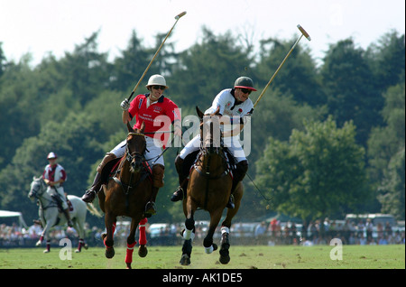 Rosso n. 1 FRED MANNIX e bianco n. 3 LUCA TOMLINSON giocando a CARTIER GIORNATA INTERNAZIONALE,GUARDS POLO CLUB Foto Stock