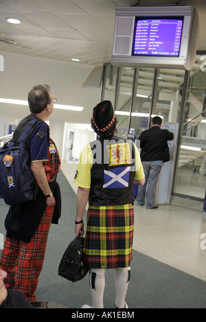 UK England Lancashire,Manchester,Manchester Airport,Scottish football soccer fans,watch partenze monitor,UK071015007 Foto Stock