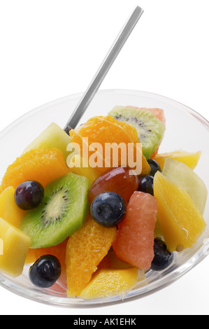 Insalata di frutta di mirtillo arancione mango melone kiwi e uva nella ciotola di vetro Foto Stock