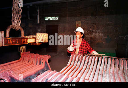 Lavoratore nel Glogow smelter, Polonia Foto Stock