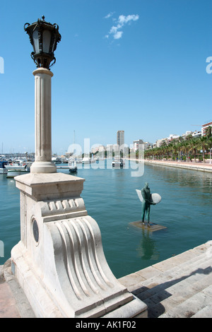 Statua di un surfista e lampost decorativa sul lungomare a Alicante - Costa Blanca, Spagna Foto Stock