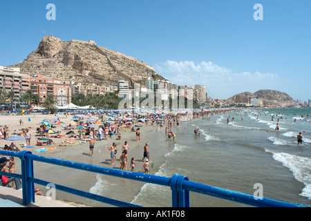 Playa del Postiguet con la Castilla de Santa Barbara dietro, centro città, Alicante Costa Blanca, Spagna Foto Stock