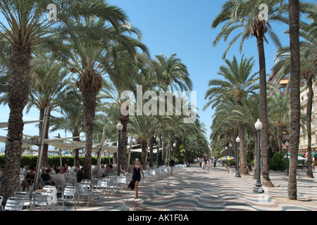 Street cafe su la Explanada de España nella zona portuale, Alicante, Costa Blanca, Spagna Foto Stock