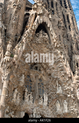 Le sculture sopra l'ingresso alla Basilica ho Temple Expiatori de la Sagrada Família, quartiere Eixample, Barcellona, Catalunya, Spagna Foto Stock