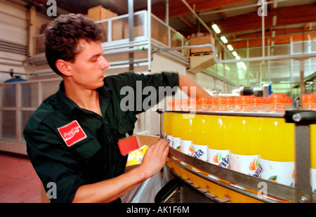 L uomo nella fabbrica di Coca Cola in Radzymin, Polonia Foto Stock