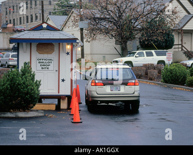 USA OREGON piegare un automobilista scende la sua posta in votazione ad un ufficiale di scrutinio drop site nella città di curvatura Oregon Foto Stock