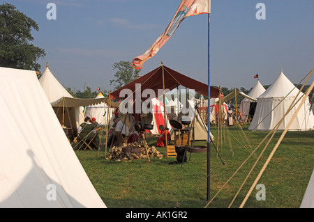 Campeggio con la cottura di fuoco e molti tende la rievocazione medievale Foto Stock