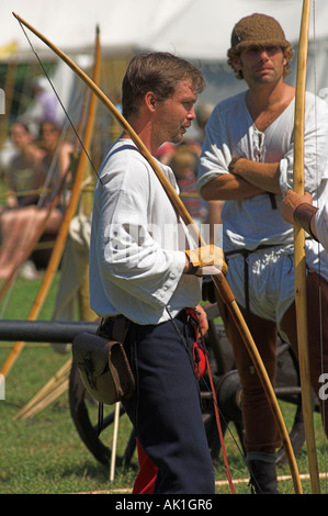 Longbow medioevale giostra degli arcieri Festival a Berkeley Castle Stroud Gloucestershire vicino a Bristol Foto Stock