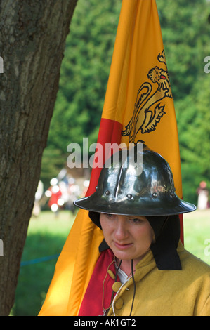 Donna portabandiera con casco alla rievocazione medievale Bristol Foto Stock