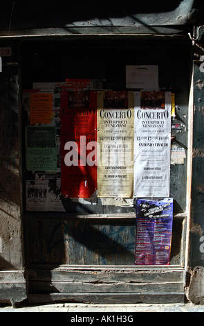 Il teatro e la musica poster su una parete in Venezia in Italia Foto Stock