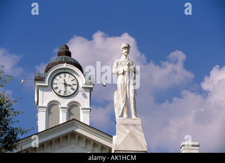 Un soldato confederato statua nella storica piazza vicino al Palazzo di Giustizia in Oxford Mississippi Foto Stock