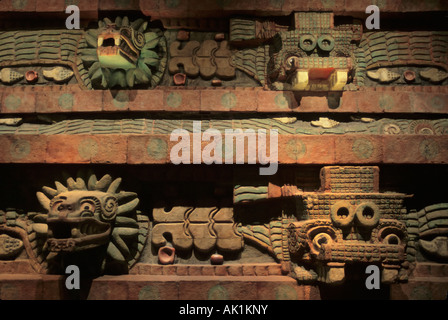 Teotihuacan serpenti replica a parete al Museo Nacional de Antropologia di Città del Messico Foto Stock