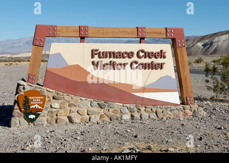 Segno a 'Furnace Creek Visitor Centre' Parco Nazionale della Valle della Morte California USA Foto Stock