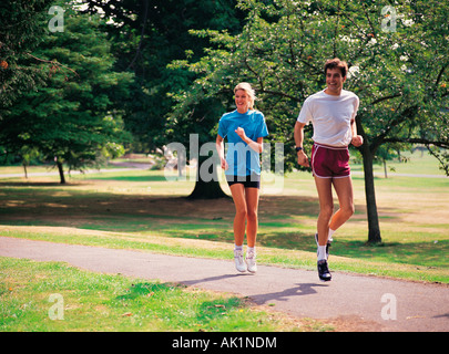 Coppia giovane jogging nel parco. Londra. Foto Stock
