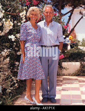 Età pensionabile giovane in vacanza permanente sulla terrazza esterna. Foto Stock